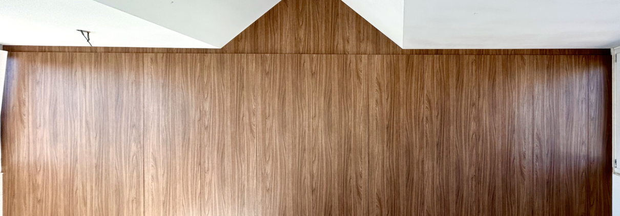 Inbouw kleding kast - Nauwgezet vervaardigde inbouwkast door Dalen Interiors: Een meesterwerk van doordacht design en vakmanschap. Optimaal georganiseerde opbergruimte geïntegreerd in uw leefruimte, met oog voor zowel esthetiek als bruikbaarheid.