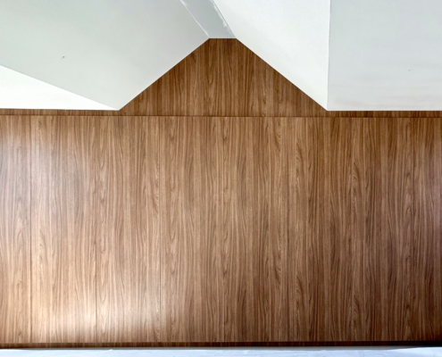 Inbouw kleding kast - Nauwgezet vervaardigde inbouwkast door Dalen Interiors: Een meesterwerk van doordacht design en vakmanschap. Optimaal georganiseerde opbergruimte geïntegreerd in uw leefruimte, met oog voor zowel esthetiek als bruikbaarheid.