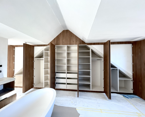 Inbouw kleding kast - Nauwgezet vervaardigde inbouwkast door Dalen Interiors: Een meesterwerk van doordacht design en vakmanschap. Optimaal georganiseerde opbergruimte geïntegreerd in uw leefruimte, met oog voor zowel esthetiek als bruikbaarheid.